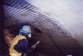 トンネル内下面増厚吹き付け施工の場合